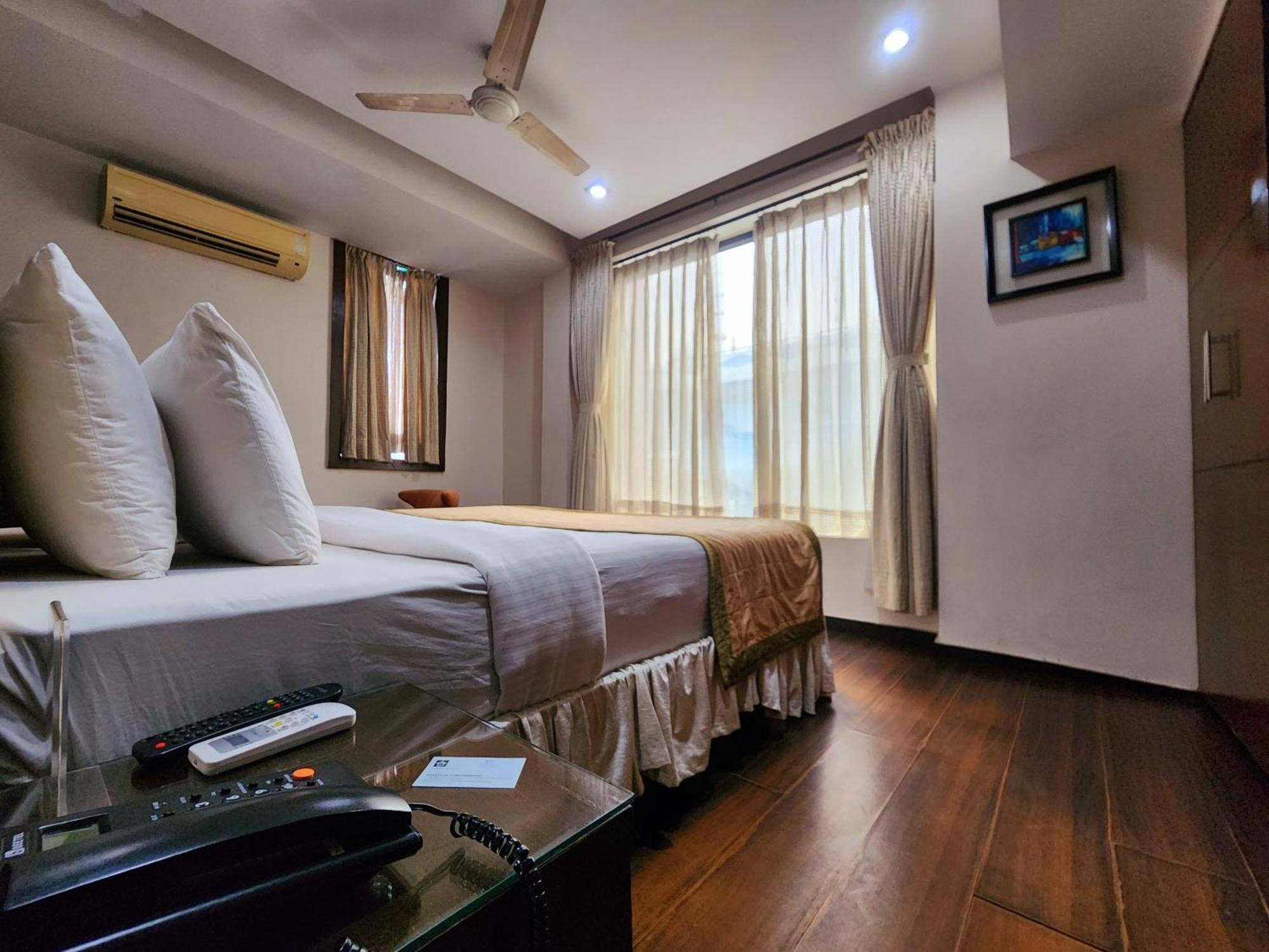 Hotel Lee International Calcutta Exteriör bild