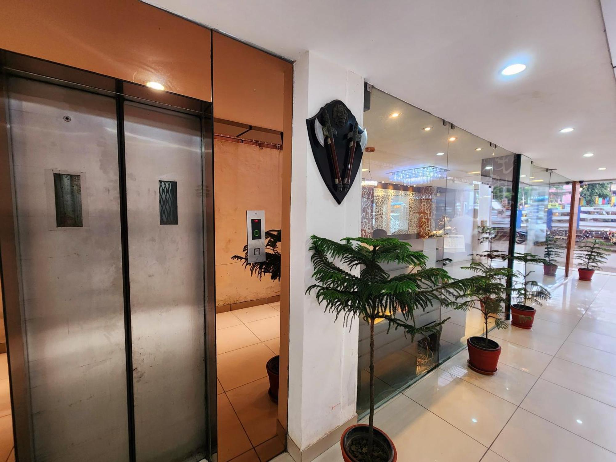 Hotel Lee International Calcutta Exteriör bild